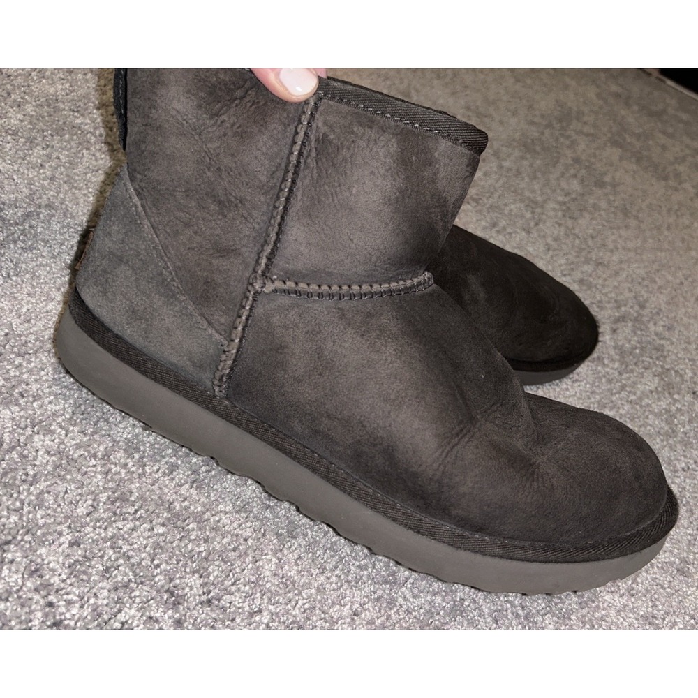 UGG Ultra Short Dark Grey Sheepskin Boots Ladies 9 Slip On Wool Lined‎